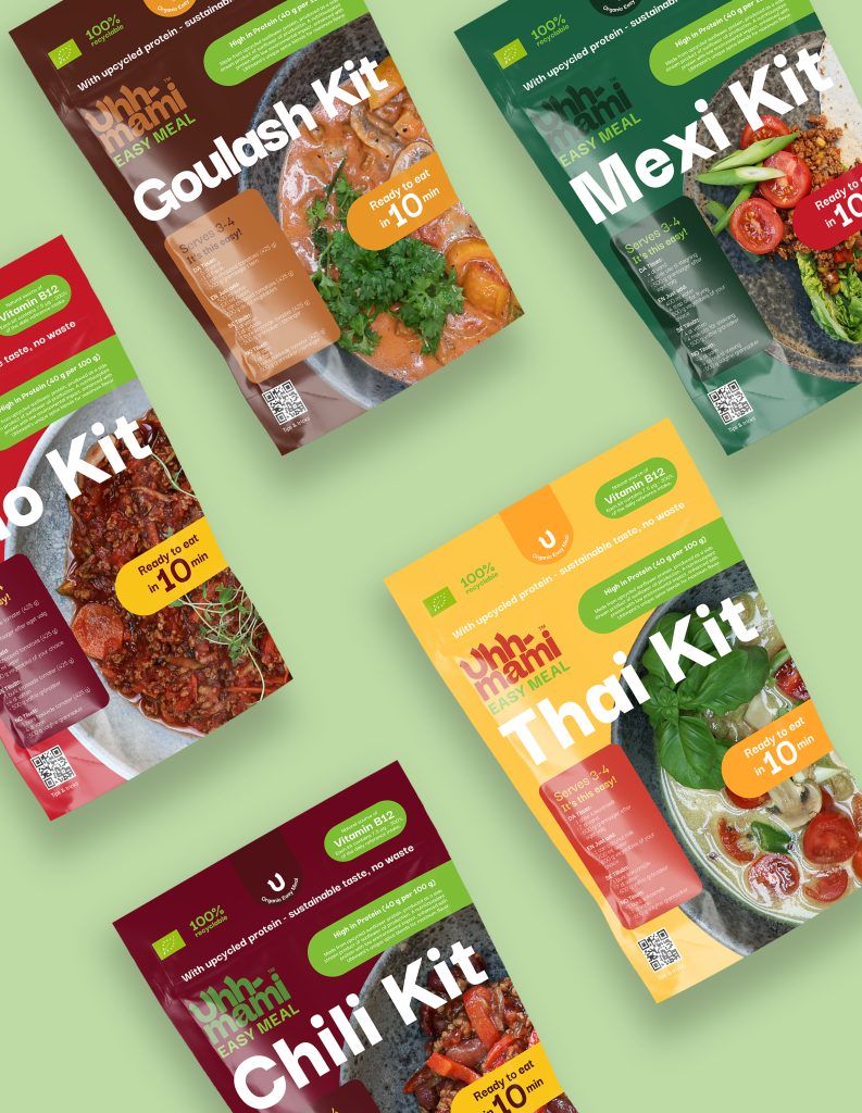 Vijf maaltijdpakketten op een lichtgroene achtergrond. Elke kit, gelabeld met "Easy Meal", heeft felle kleuren en afbeeldingen van verschillende gerechten, zoals goulash, chili, bolo, mexi en thais. De pakketten benadrukken de snelle bereiding, "Klaar om te eten in 10 minuten", en leggen de nadruk op gezonde ingrediënten. De toon is levendig en smakelijk.